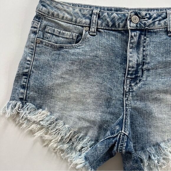 Altar’d State Distressed Fringed Light Wash Denim Jean Shorts Size 26 - Picture 3 of 13